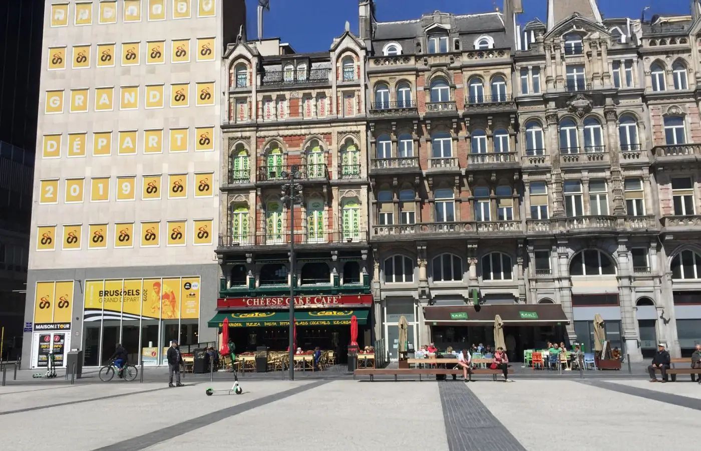 Façades colorées et terrasses animées sur une place centrale de Bruxelles, reflétant le charme et l’ambiance conviviale de la capitale européenne.